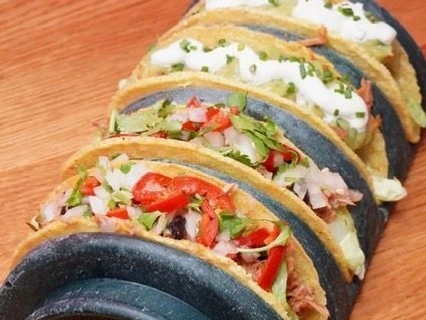 4ks TACOS trhané maso ( mexican, quacamole)