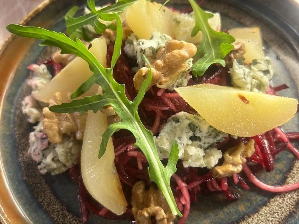 Poutine s cheddarem a jalapenos