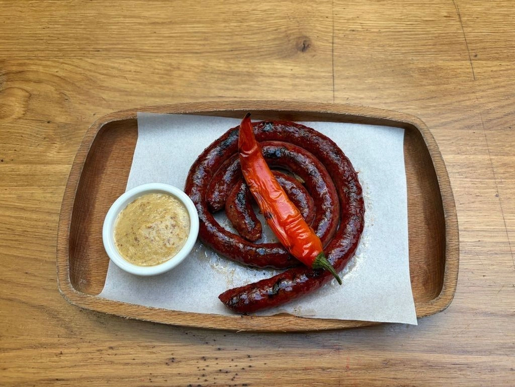 GRILOVANÁ JEHNĚČÍ KLOBÁSA