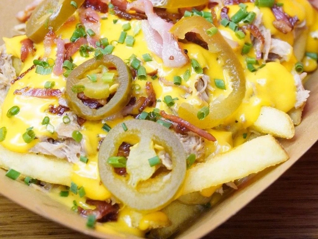 Poutine s cheddarem a jalapenos